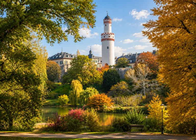 Weißer Turm im herbstlichen Bad Homburg